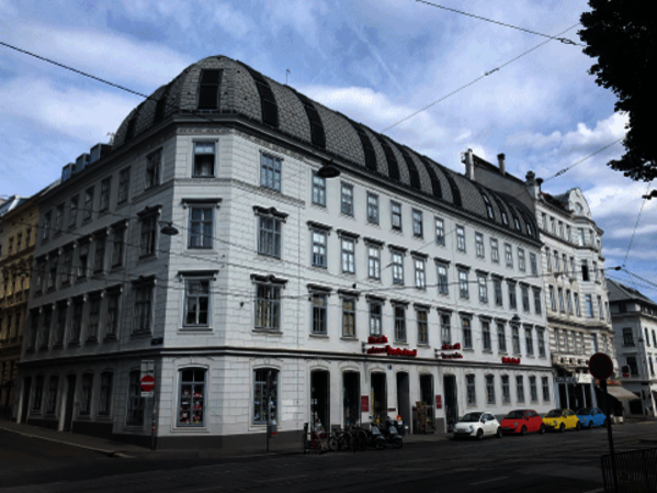 Aufnahme eines weißen Gebäudes in der Spitalgasse 31A, das seit Mitte 2013 der Standort des APOVERLAG ist.