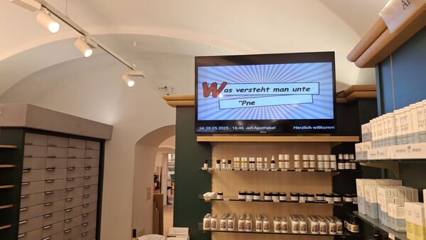 Beleuchteter Bildschirmscreen über einer Regalfläche