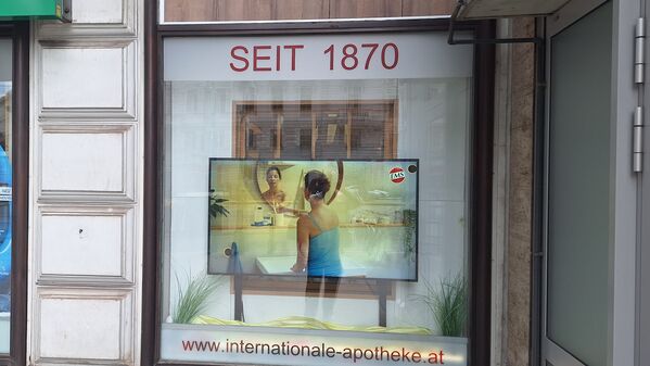 Beleuchteter Bildschirmscreen in einer Auslage