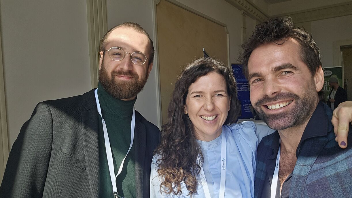 Zwei Herren und eine Dame in der Mitte porträtieren.