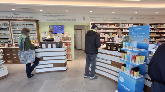 Innenraum einer Apotheke mit Kunden