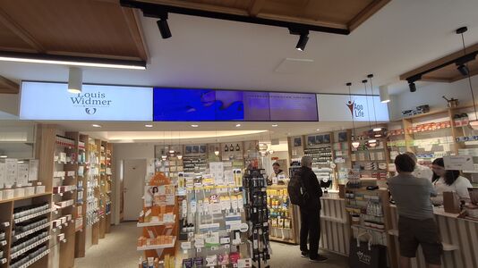 Innenraum einer Apotheke mit Kundenkontakt