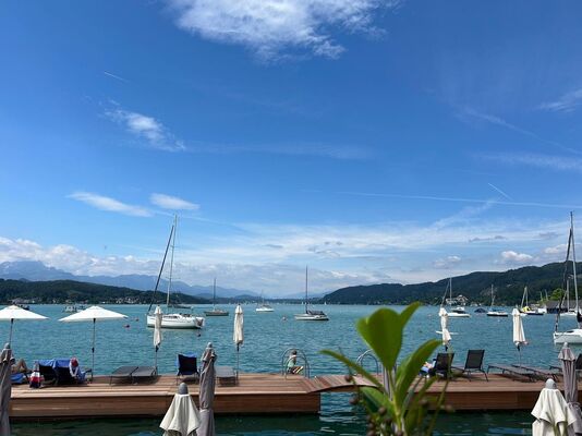 Blick auf den Wörthersee bei strahlendem Sonnenschein