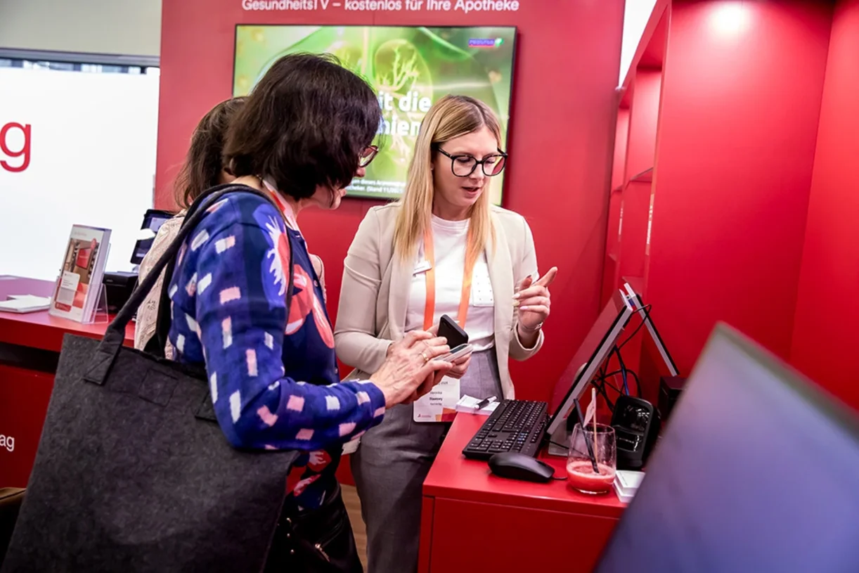 Veronika Stawowy im Gespräch mit Kundinnen beim Messestand