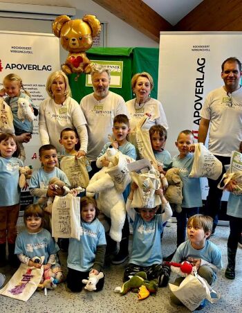 Brunner Teddyklinik Gruppenfoto mit den Kinderrucksäcken und den mitgebrachten Stofftieren - Gruppenfoto in der Bezirksstelle des Roten Kreuzes in Brunn am Gebirge. Die Kinder halten ihre mitgebrachten Stofftiere und ihre Kinderrucksäcke in den Händen.