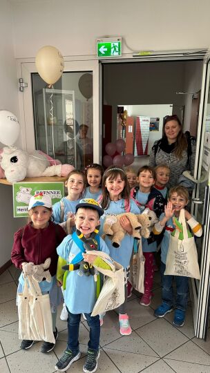 Brunner Teddyklinik Gruppenfoto mit Kinderrucksäcke Brunner Teddyklinik Gruppenfoto mit Kinderrucksäcke - Gruppenfoto in der Bezirksstelle des Roten Kreuzes in Brunn am Gebirge. Die Kinder halten ihre mitgebrachten Stofftiere und ihre Kinderrucksäcke in den Händen.