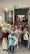 Brunner Teddyklinik Gruppenfoto mit Kinderrucksäcke - Gruppenfoto in der Bezirksstelle des Roten Kreuzes in Brunn am Gebirge. Die Kinder halten ihre mitgebrachten Stofftiere und ihre Kinderrucksäcke in den Händen.