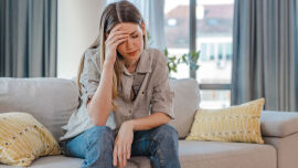 eisenmangel_iStock-1346800749 - Zu den typischen EisenmangelSymptomen zählen Müdigkeit, Antriebslosigkeit, Konzentrationsstörungen, Schlafstörungen, eine gedrückte Stimmungslage und Kopfschmerzen. - © iStock