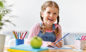 OEAZtara Kindergesundheit - ÖAZtara Wissensquiz zum Thema Kindergesundheit: Ein malendes Kind lächelt in die Kamera.