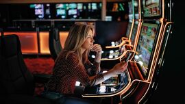 Spielautomat - Etwa 84 % der Spielsüchtigen sind von Glücksspiel-Automaten abhängig, je 15–20 % von Sportwetten, Kartenspiel, Roulette und Casinoautomaten. - © iStock
