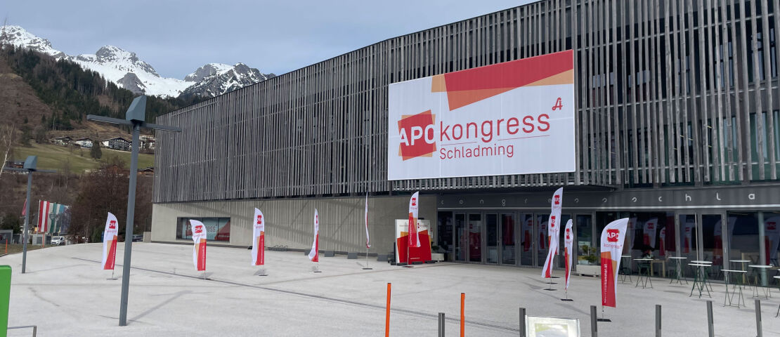 APOkongress Schladming Kongresszentrum - Das Kongress-Zentrum in Schladming bei Tag.