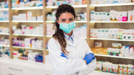 Apothekerin mit Mundschutz - Viele Apotheken bieten Corona-Tests an.