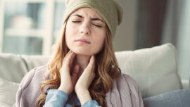 Heiserkeit Halsschmerzen - Heiserkeit kann verschiedene Ursachen haben.