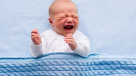 Schreiendes Baby_shutterstock_340818158 - Für die Studie beobachtete das Team 21 schreiende Kleinkinder und ihre Reaktionen auf verschiedene Methoden.