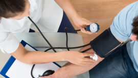 Blutdruckmessung_shutterstock_286865699 - Langfristig drohen bei unbehandeltem Bluthochdruck Folgeschäden. - © Shutterstock