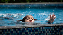 Kind im Schwimmbecken_shutterstock_677056501 - Kinder sollten beim Baden immer beaufsichtigt werden. - © Shutterstock