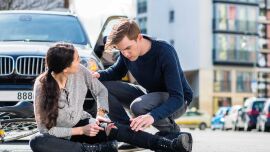 erste_hilfe_shutterstock_1529481944 - Versuchen Sie als Ersthelfer:in eine vertrauensvolle Umgebung zu schaffen, indem Sie geduldig sind und ruhig bleiben.