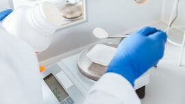 Magistrale Herstellung Apotheke_Shutterstock_1823507297 - Magistrale Zubereitungen werden auf die Patient:innen individuell zugeschnitten. - © Shutterstock