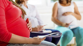 Schwangere_Shutterstock_205907629 - Studie: Bei Übergewicht steigt das Risiko für eine Fehlgeburt oder einen Not-Kaiserschnitt. - © Shutterstock