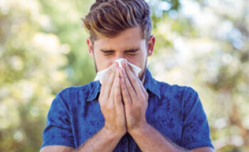 ÖAZ Tara Wissensquiz zum Thema Allergien - ÖAZ Tara Wissensquiz zum Thema Allergien: Ein junger Mann niest in ein Taschentuch.