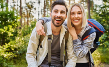 ÖAZ Tara Wissensquiz zum Thema Fit in den Frühling - ÖAZ Tara Wissensquiz zum Thema Fit in den Frühling: Ein junger Mann und eine junge Frau stehen in einem Wald und lächeln in die Kamera.